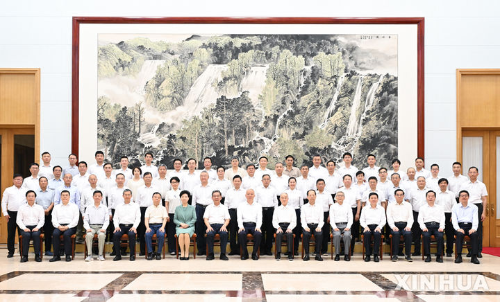 [베이징=신화/뉴시스] 3일 중국 베이징에서 차이치(蔡奇) 중국공산당 중앙서기처 서기(서열 5위)가 시진핑 국가주석의 위임을 받아 베이다이허에 머무는 전문가들을 만나 기념사진을 촬영하고 있다. 2025.08.04