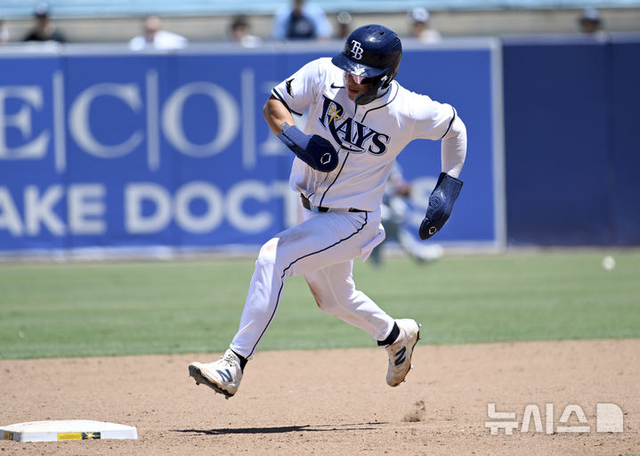 [탬파=AP/뉴시스] 탬파베이 레이스 김하성이 3일(현지 시간) 미 플로리다주 탬파의 조지 M. 스타인브레너 필드에서 열린 2025 메이저리그 LA 다저스와의 경기 9회 말 볼넷 진루 후 제이크 맨검의 안타에 2루를 돌아 3루까지 달리고 있다. 김하성은 3타수 1안타 1볼넷 1삼진을 기록했고, 탬파베이는 0-3으로 패했다. 2025.08.04.