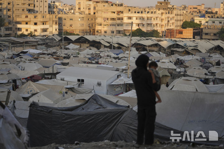 [가자시티=AP/뉴시스] 가자시티 병원앞의 기자 천막이 이스라엘군에 폭격당해 10일 기자 4명등 5명이 살해당했다. 사진은 8월3일 가자시티의 팔레스타인 피란민들 천막촌이 늘어서 있는 광경. 2025.08.11.