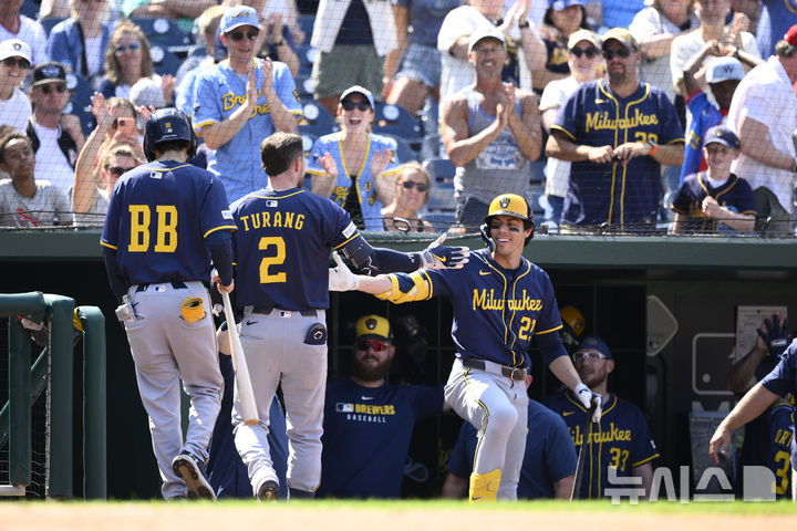 [워싱턴=AP/뉴시스] 메이저리그(MLB) 밀워키 브루어스 선수단. 2025.08.04