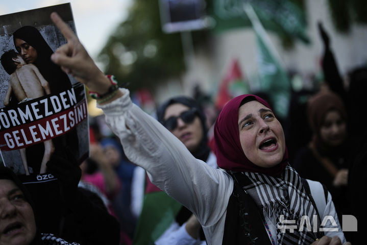 [이스탄불=AP/뉴시스] 튀르키예 이스탄불에 있는 미국 영사관 앞에서 친팔레스타인 시위대가 가자지구에서의 전쟁 종식 구호를 외치고 있다. 2025.08.10.