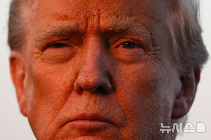 [펜실베이니아=AP/뉴시스] 도널드 트럼프 미국 대통령이 지난 3일(현지 시간) 미 펜실베이니아주 앨런타운 리하이밸리 국제공항에서 기자들과 대화하고 있다. 2025.08.04. 