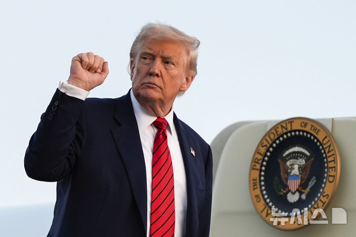 [펜실베이니아=AP/뉴시스] 도널드 트럼프 미국 대통령이 지난 3일(현지 시간) 미 펜실베이니아주 앨런타운 리하이밸리 국제공항에서 전용기에 탑승하며 주먹을 쥐고 있다. 2025.08.05. 