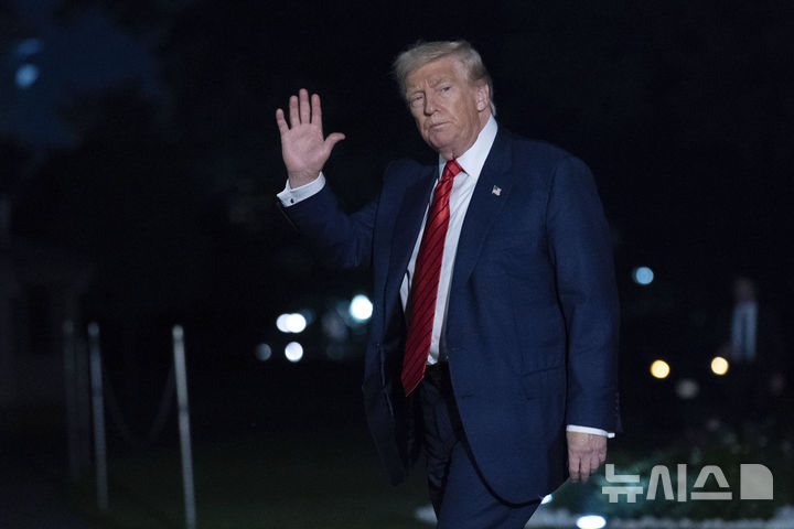 [워싱턴=AP/뉴시스] 도널드 트럼프 미국 대통령이 3일(현지 시간) 워싱턴 백악관에 도착해 기자들을 향해 손을 흔들고 있다. 2025.08.04. 