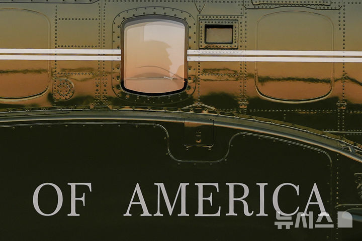 [펜실베이니아=AP/뉴시스] 도널드 트럼프 미국 대통령이 3일(현지 시간) 미 펜실베이니아주 앨런타운 리하이밸리 국제공항에서 마린 원에 탑승해 있다. 2025.08.04. 