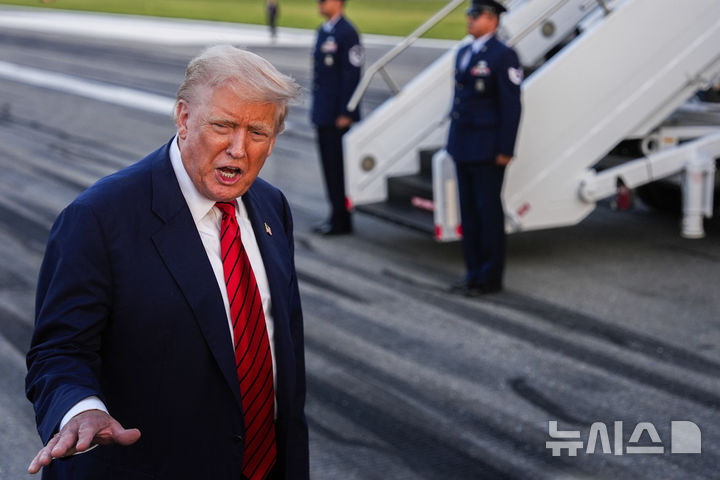 [펜실베이니아=AP/뉴시스] 도널드 트럼프 미국 대통령이 지난 3일(현지 시간) 미 펜실베이니아주 앨런타운 리하이밸리 국제공항에서 기자들과 대화하고 있다. 2025.08.05. 