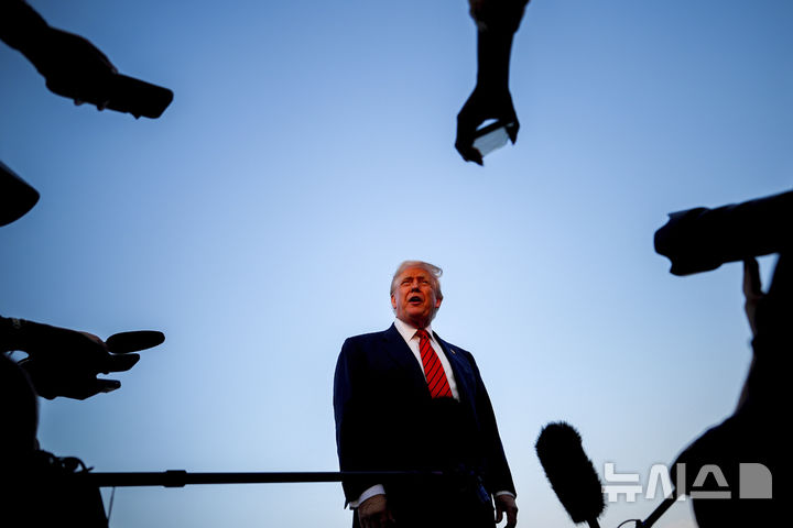 [펜실베이니아=AP/뉴시스] 도널드 트럼프 미국 대통령이 3일(현지 시간) 미 펜실베이니아주 앨런타운 리하이밸리 국제공항에서 기자들과 대화하고 있다. 2025.08.04. 