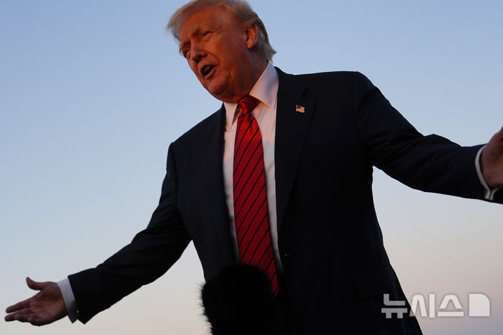 [펜실베이니아=AP/뉴시스] 도널드 트럼프 미국 대통령이 3일(현지 시간) 미 펜실베이니아주 앨런타운 리하이밸리 국제공항에서 기자들과 대화하고 있다. 2025.08.04. 