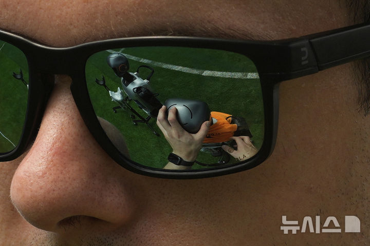 [베이징=AP/뉴시스] 4일(현지 시간) 중국 베이징에서 '2025 세계 휴머노이드 로봇 게임'을 앞두고 언론 공개 행사가 열린 가운데 부스터 휴머노이드 로봇 개발자들이 시스템 점검을 하고 있다. 오는 14일부터 17일까지 열리는 이 행사에는 축구를 비롯해 달리기, 격투, 댄스 등 실제 사람의 경기와 유사한 종목이 포함된 것으로 알려졌다. 2025.08.05.