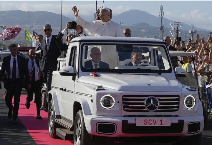  [바티칸=AP/뉴시스] 레오 14세 교황이 3일(현지 시각) ‘젊은이들의 희년’ 주간 마지막 날 미사를 집전하기 위해 로마 외곽 토르 베르가타 들판에 도착해 청년들에게 손을 흔들고 있다. 2025.08.04. *재판매 및 DB 금지