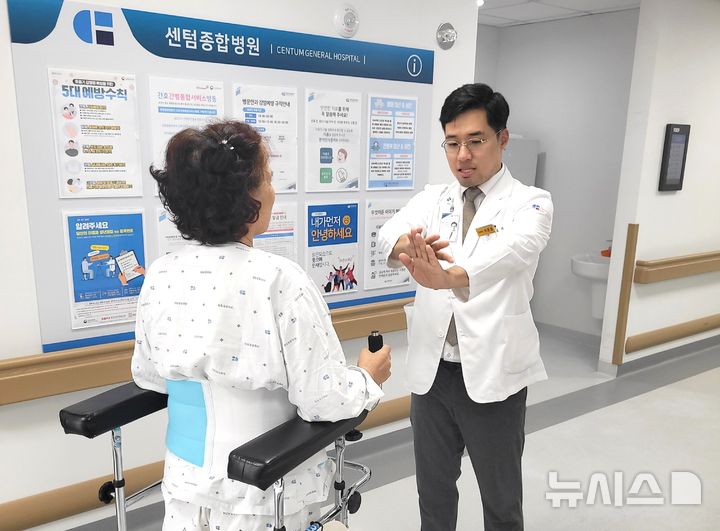 [부산=뉴시스] 백재현 기자 = 나이에 맞는 적절한 강도로 꾸준하게 걷는 것은 노인의 간겅에 매우 중요하다. 센텀종합병원 정형외과 이운성 진료부장이 무릎 질환으로 인공관절 수술을 받은 여성 환자에게 수술 이후 관리 및 주의사항에 대해 설명하고 있다. 2025.08.04. itbrian@newsis.com