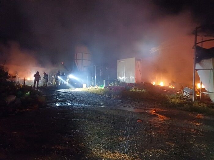 [천안=뉴시스] 충남 천안시 동남구 성남면 대흥리 한 양계장서 불이나 소방대원이 화불을 끄고 있다.(사진=천안 동남소방서 제공) 2025.08.04. photo@newsis.com *재판매 및 DB 금지