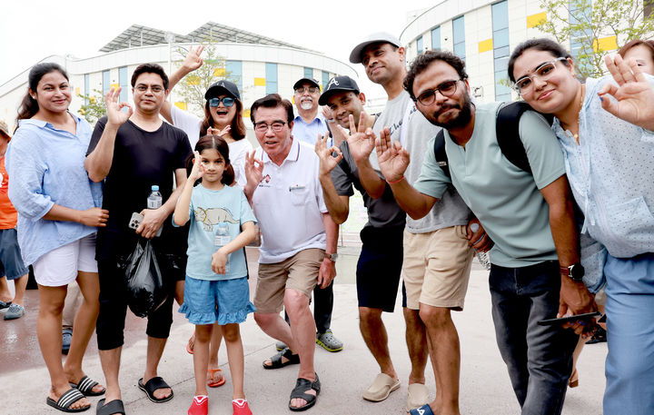 [보령=뉴시스] '제28회 보령머드축제'를 찾은 인도인들과 기념촬영을 하고 있는 김동일 보령시장. (사진=보령시청 제공) *재판매 및 DB 금지