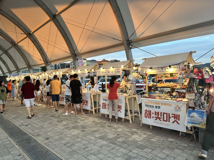 [보령=뉴시스] 보령머드축제와 함께 열린 '한밤마켓' 모습. (사진=보령시청 제공) *재판매 및 DB 금지