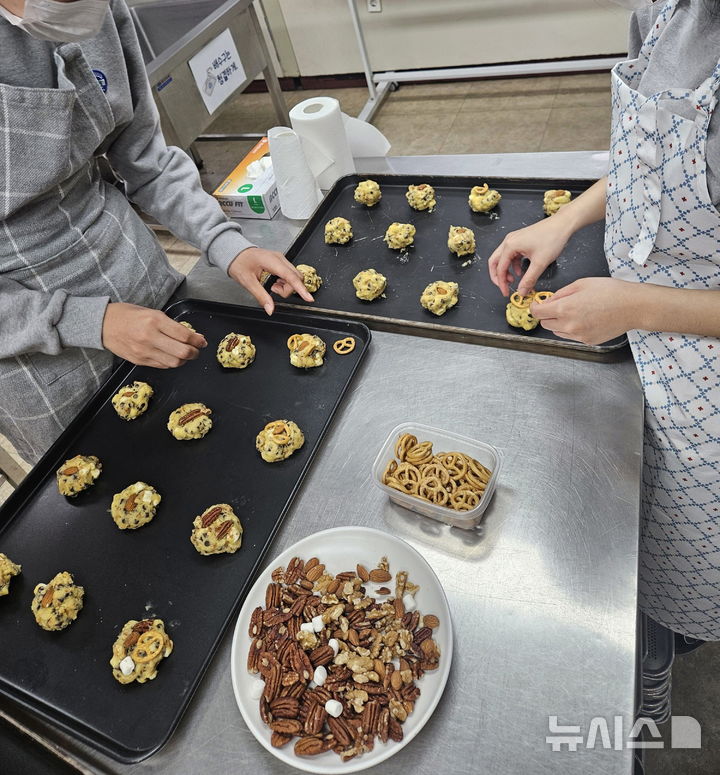 [용인=뉴시스]용인시평생학습관의 장애인 특별과정 베이킹 프로그램(사진=용인시 제공) 2025.08.04.photo@newsis.com