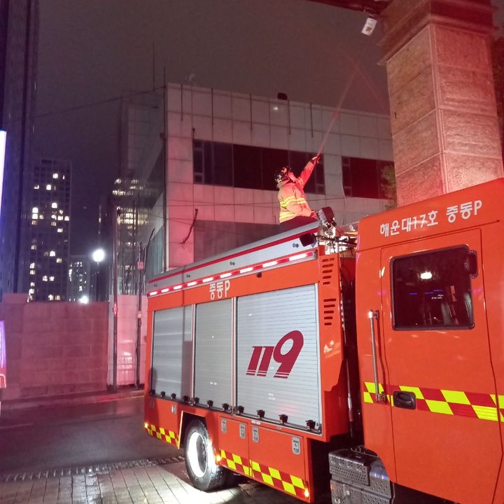 [부산=뉴시스] 3일 오후 10시29분께 부산 해운대구의 한 아파트 출입구에 있는 간판이 떨어질 우려가 있다는 신고가 접수돼, 소방이 현장에서 철거 및 고정 등 안전조치 하고 있다. (사진=부산소방재난본부 제공) 2025.08.03. photo@newsis.com *재판매 및 DB 금지