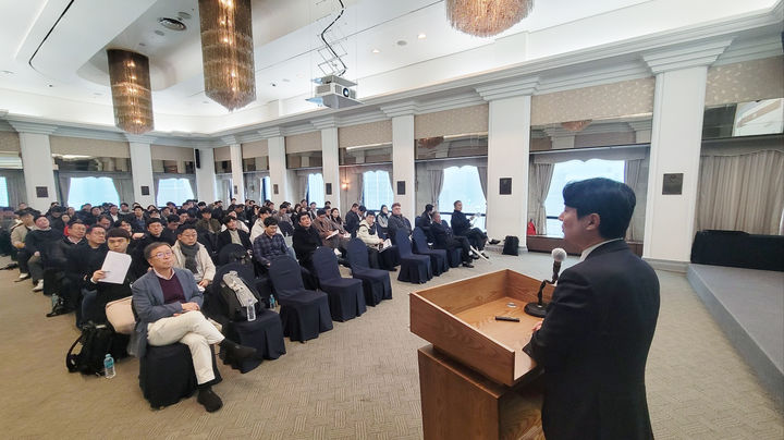 [서울=뉴시스] 지난해 11월 27일 한국프레스센터에서 윤태운 법무법인 선운 변호사가 한국프랜차이즈산업협회 피자헛 판결 대응 설명회를 진행하고 있다.(사진=한국프랜차이즈산업협회 제공) *재판매 및 DB 금지