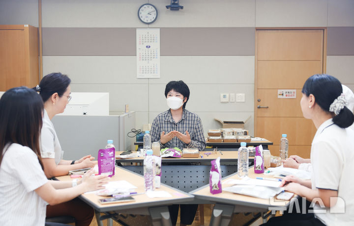 [서울=뉴시스] 삼성서울병원은 20, 30대 청년 암환자를 위한 정서 지원 프로그램을 출범한다고 밝혔다. 사진은 8월 1일 이정현 작가(사진 가운데)가 프로그램 1기 참여자들과 암치료 경험을 나누는 모습. (사진= 삼성서울병원 제공)