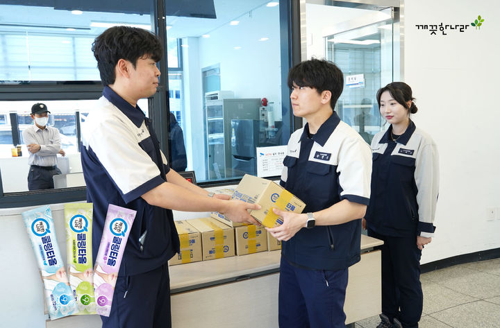 [서울=뉴시스]깨끗한나라 청주공장 임직원 대상 쿨링타올 지급.(사진=깨끗한나라 제공) 2025.08.17. photo@newsis.com *재판매 및 DB 금지