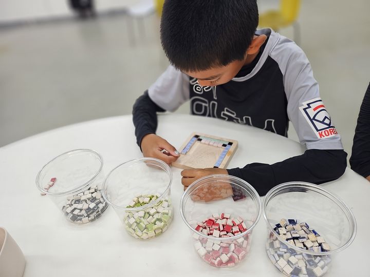 '되찾은 빛 광복-모자이크 태극기' 프로그램(사진=한국도자재단 제공) *재판매 및 DB 금지