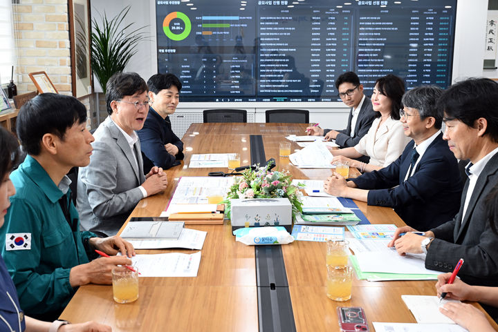 [안산=뉴시스] 이민근 안산시장(왼쪽 세 번째)이 1일 안산시를 방문한 임승관 질병관리청장(오른쪽 두 번째)과 시민 건강 보호 대책과 폭염 관련 대응 방안을 논의하고 있다.(사진=안산시 제공)2025.08.04.photo@newsis.com *재판매 및 DB 금지