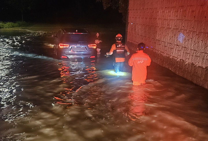 [담양=뉴시스] 3일 오후 전남 담양군의 한 도로에 폭우로 차량이 물에 잠겨 소방당국이 배수조치를 하고 있다. (사진=전남도소방본부 제공) 2025.08.04. photo@newsis.com *재판매 및 DB 금지