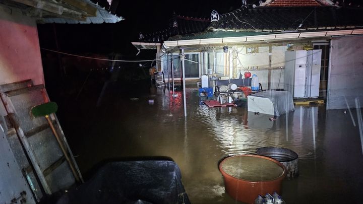 [무안=뉴시스] 3일 오후 전남 무안군 한 주택이 폭우로 물에 잠겨 있다. (사진=전남도소방본부 제공) 2025.08.04. photo@newsis.com *재판매 및 DB 금지