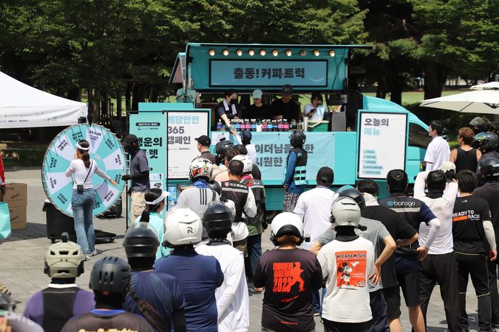 [서울=뉴시스] 배달의민족(배민)의 물류서비스를 전담하는 우아한청년들은 고용노동부와 함께 여름철 배달 라이더들의 온열질환을 예방하고 휴식을 보장하기 위한 '배달안전365 캠페인-전국 방방곡곡! 커피트럭' 이벤트를 공동진행한다고 4일 밝혔다. (사진=우아한청년들 제공) *재판매 및 DB 금지