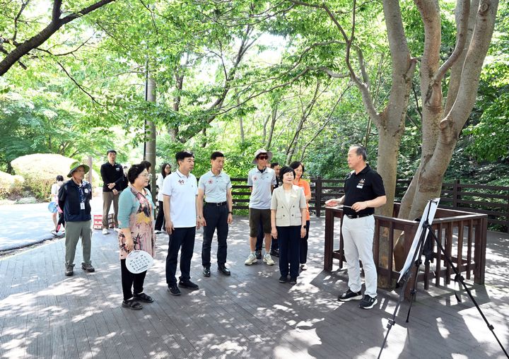 [보령=뉴시스] 보령시의회 관내 피서지 근무자 격려방문 모습. (사진=보령시청 제공) *재판매 및 DB 금지
