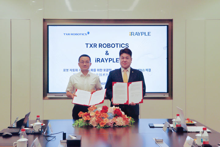 엄인섭 티엑스알로보틱스 대표(오른쪽)와 리밍(Li Ming) 아이레이플(iRAYPLE) 부사장이 지난 1일 중국 항저우에 위치한 다화(Dahua) 본사에서 로봇 자동화 기술 협력을 위한 업무협약(MOU)을 체결한 후 기념촬영을 하고 있다. (사진=유진그룹 제공) *재판매 및 DB 금지