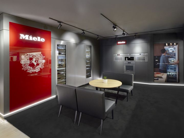 [서울=뉴시스]프리미엄 체험형 공간으로 새롭게 리뉴얼된 밀레 롯데백화점 인천점 매장의 '프리미엄 존'. (사진 = 업체 제공) 2025.08.04. photo@newsis.com&nbsp; *재판매 및 DB 금지