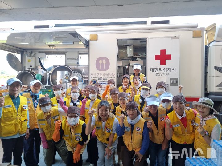 “힘내세요” 남해군 적십자사, 산청서 사랑의 밥차 봉사