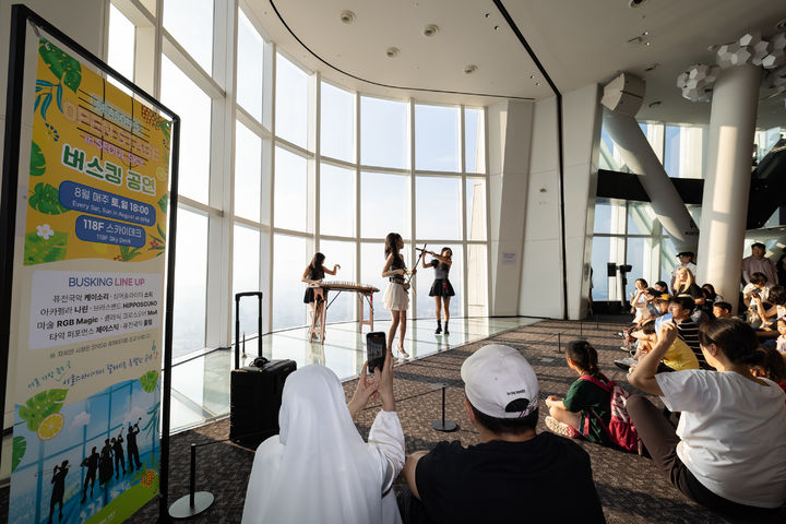 2일 '서울스카이'를 찾은 내외국인 앞에서 '오픈 스테이지 in 서울스카이' 공연하는 '케이소리' *재판매 및 DB 금지