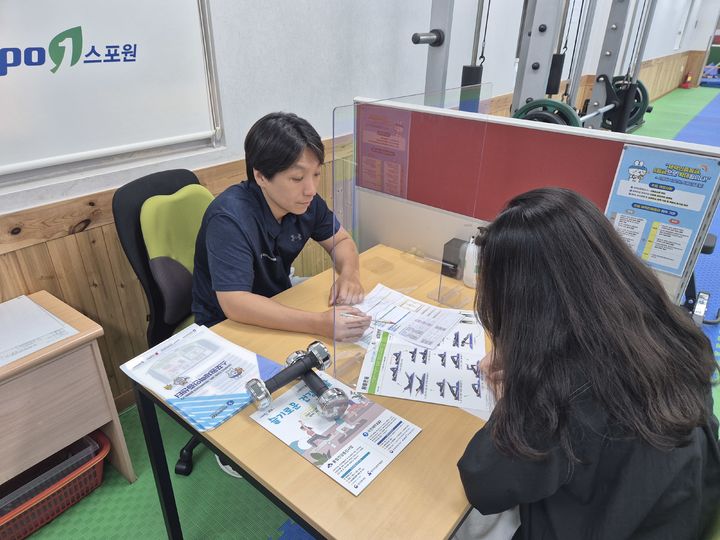 [부산=뉴시스] 국민체력100 스포원체력인증센터에서 운동 처방을 받고 있는 시민 (사진=부산시설공단 제공) 2025.08.04. photo@newsis.com *재판매 및 DB 금지