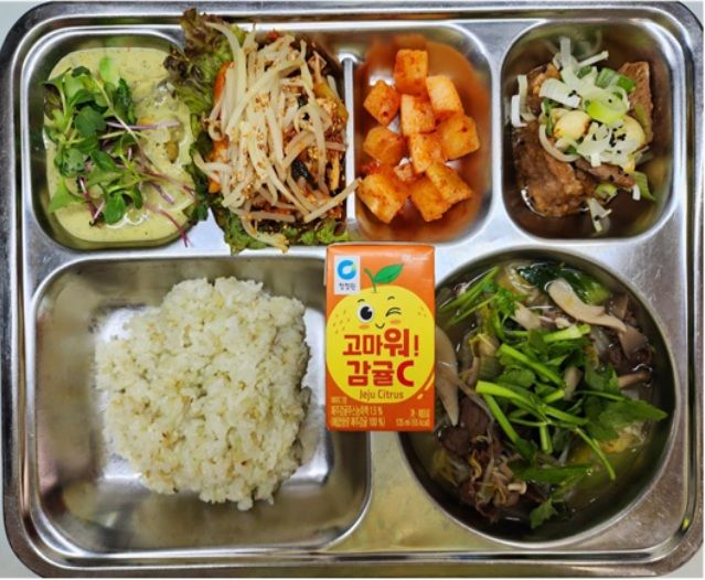 [대구=뉴시스]대구과학기술고 급식(사진=대구교육청 제공) photo@newsis.com *재판매 및 DB 금지