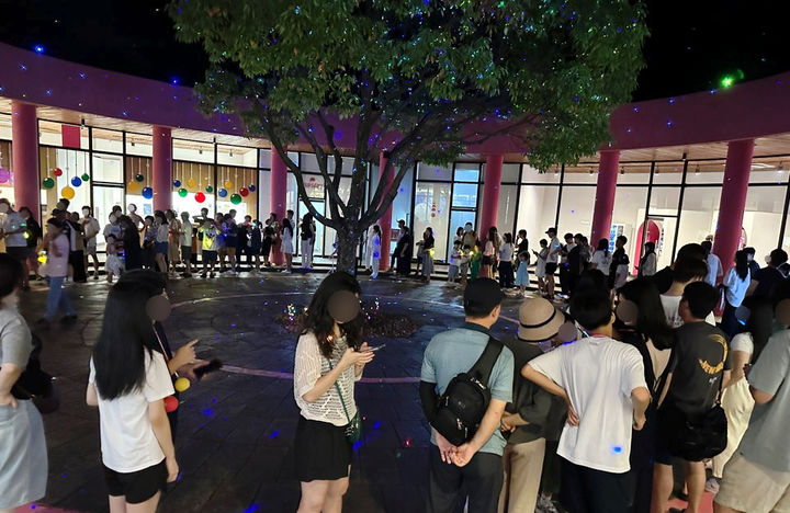 제주 '루나폴' 입장을 위해 줄지어 기다리는 관람객들의 모습. (사진=닷밀 제공) *재판매 및 DB 금지