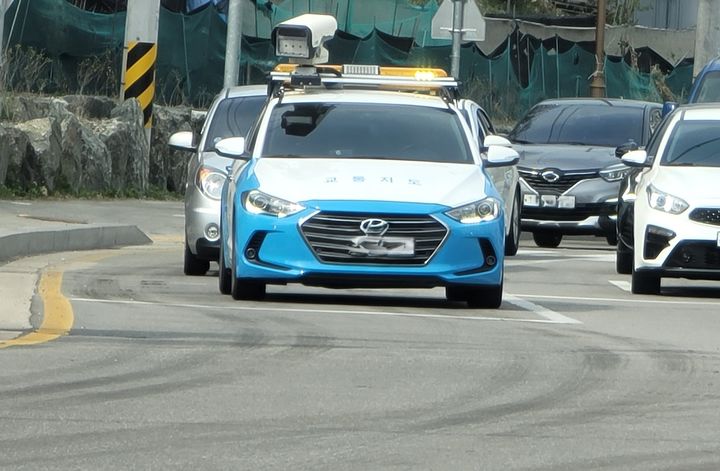 [춘천=뉴시스] 4일 춘천시(시장 육동한)는 인도 위 불법주정차 단속이 올해 상반기에 1133건이 적발된 것으로 나타났다고 밝혔다. 사진은 교통지도단속차량모습. syi23@newsis.com *재판매 및 DB 금지