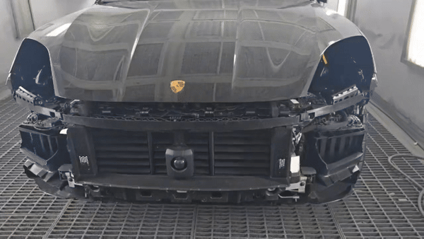 [서울=뉴시스] 포르쉐 중형 스포츠실용차(SUV) 카이엔의 '액티브 쿨링 에어플랩'이 작동하는 모습. 제보자에 따르면 2024년식 모델에는 모터가 빠져있어 에어플랩 기능이 활성화되지 않는 것으로 알려졌다. (사진=독자 제공) photo@newsis.com *재판매 및 DB 금지