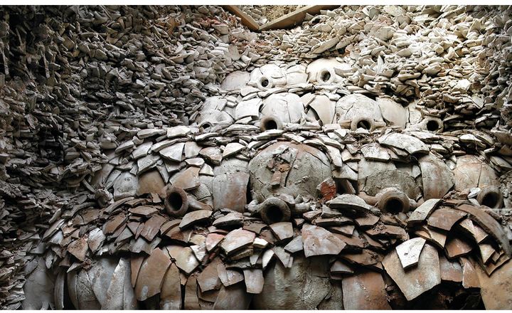 [서울=뉴시스] 발굴조사에서 확인된, 암포라로 만든 옹벽의 일부 모습 (사진=국가유산청 제공) 2025.08.04. photo@newsis.com *재판매 및 DB 금지