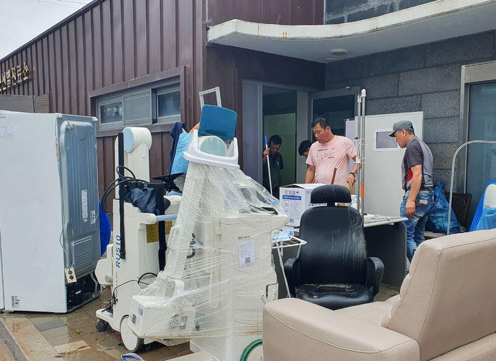 [무안=뉴시스] 박상수 기자 = 4일 오전 전남 무안군 선별진료소에서 소방대원 등이 동원돼 물에 잠긴 의료장비와 사무용품 등을 정리하고 있다. 2025.08.04. parkss@newsis.com