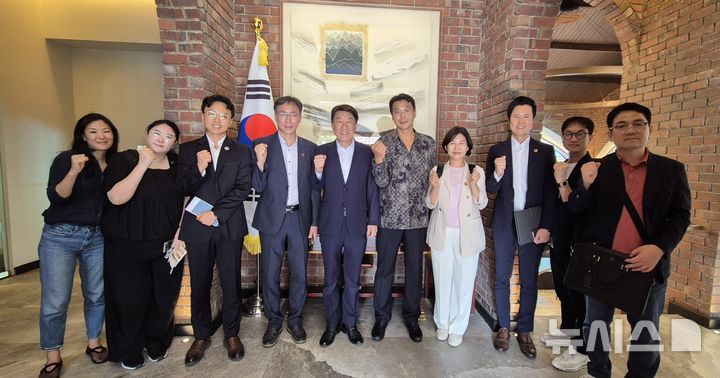 [전주=뉴시스] 주싱가포르 대한민국대사관 방문 모습. (사진=전주시 제공) 2025.08.04. photo@newsis.com