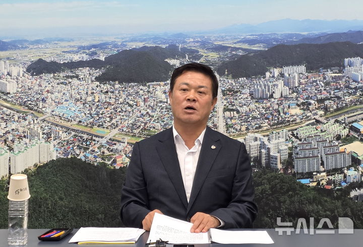 [정읍=뉴시스] 이학수 전북 정읍시장이 4일 기자회견을 열어 시민 안전이 담보되지 않은 화력발전소 건설 추진에 강경대응하겠다는 뜻을 밝히고 있다. (사진=정읍시 제공) 2025.08.04. photo@newsis.com *재판매 및 DB 금지