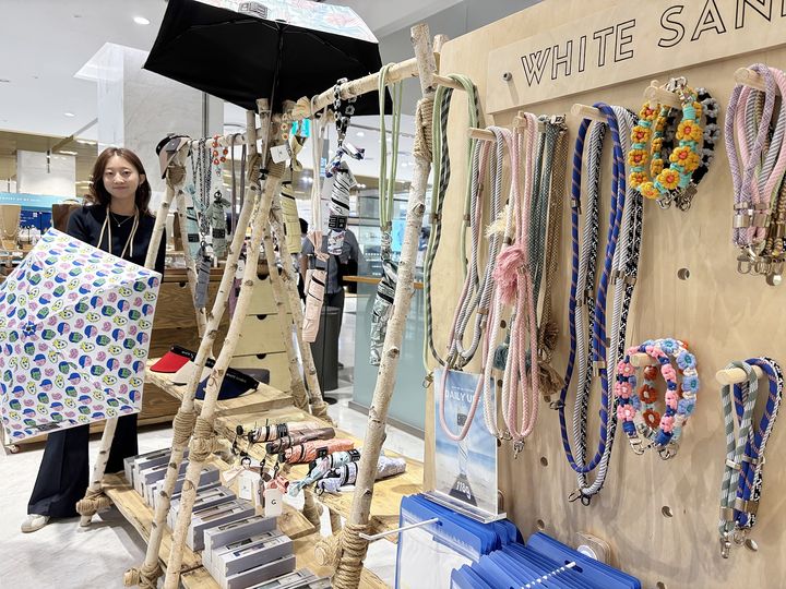 [대구=뉴시스] 롯데백화점 대구점은 지하1층 보이드 행사장에서 국내 헤드웨어 전문 브랜드 '화이트샌즈'의 우양산 팝업 스토어를 선보인다. (사진=롯데백화점 제공) 2025.08.04. photo@newsis.com *재판매 및 DB 금지