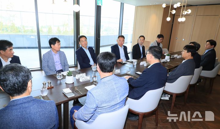 [평택=뉴시스] 평택시, 삼성전자 평택캠퍼스 임원진 간담회 모습 (사진=평택시 제공) 2025.008.04.photo@newsis.com 