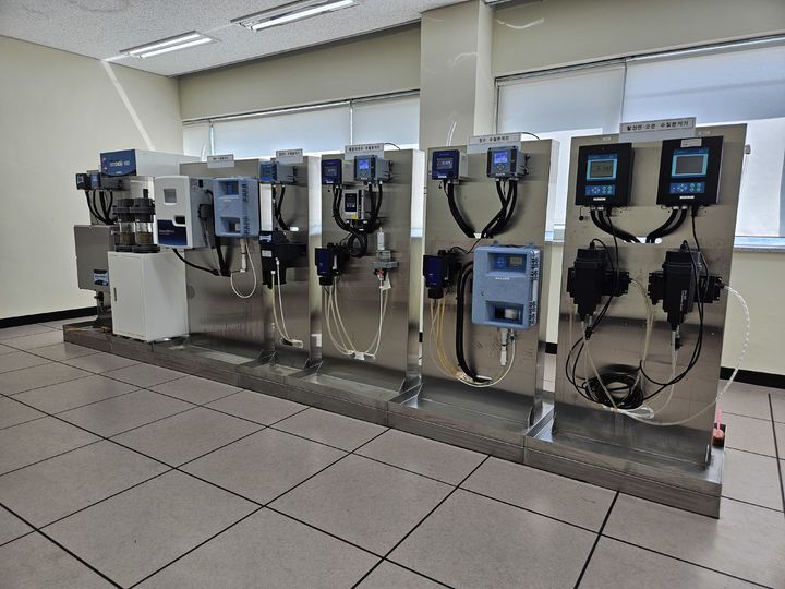 [양산=뉴시스] 신도시정수장 수질자동측정기 교체. (사진=양산시 제공) 2025.08.04. photo@newsis.com *재판매 및 DB 금지