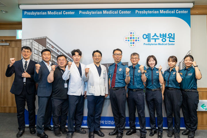 [전주=뉴시스] 전북 전주예수병원은 치매노인, 아동 등 사회적 약자 보호를 위해 화산지구대와 업무협약(MOU)을 체결했다고 4일 밝혔다. (사진=전주예수병원 제공) 2025.08.04. photo@newsis.com  *재판매 및 DB 금지