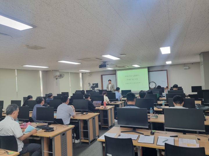 [양산=뉴시스] 경남동부권 창업지원거점 G-Space@East에서 창원상공회의소 경남지식재산센터 주관 IP창업Zone 30기 교육을 개최한다. 사진은 29기 교육장면. (사진=양산시 제공) 2025.08.05. photo@newsis.com *재판매 및 DB 금지