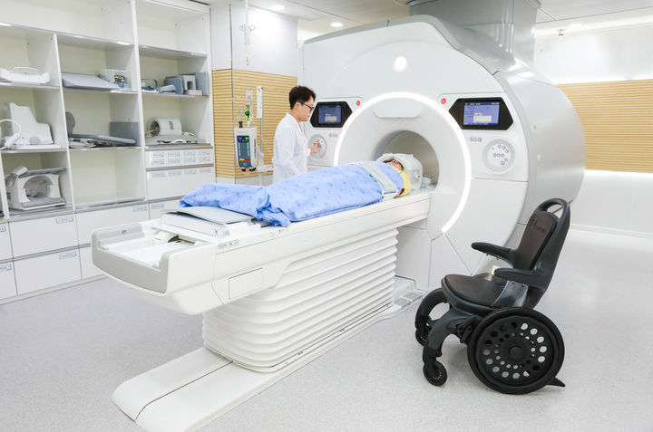 [대전=뉴시스] 충남대병원이 최근 국내 최초 AI 기반 3D 딥러닝 기술을 상용화한 최첨단 MRI 장비인 'SIGNA Premier 3.0T'를 도입해 운영한다.(사진=충남대학교병원 제공) 2025.08.04. photo@newsis.com *재판매 및 DB 금지