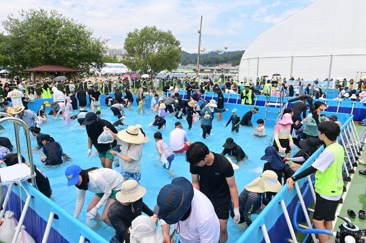  [봉화=뉴시스] '제27회 봉화은어축제'에서 은어 맨손잡이 체험을 하고 있다. (사진=봉화군 제공) 2025.08.04. photo@newsis.com *재판매 및 DB 금지