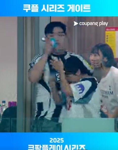 [서울=뉴시스] 코미디언 이수지와 김규원이 '불륜캠' 패러디로 웃음을 자아냈다. (사진=유튜브 채널 '쿠팡플레이 스포츠' 캡처) 2025.08.04. photo@newsis.com *재판매 및 DB 금지